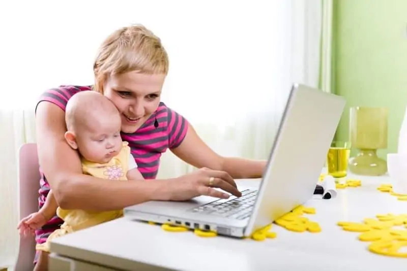 So erhalten Sie einen kostenlosen Laptop Mutter mit Baby