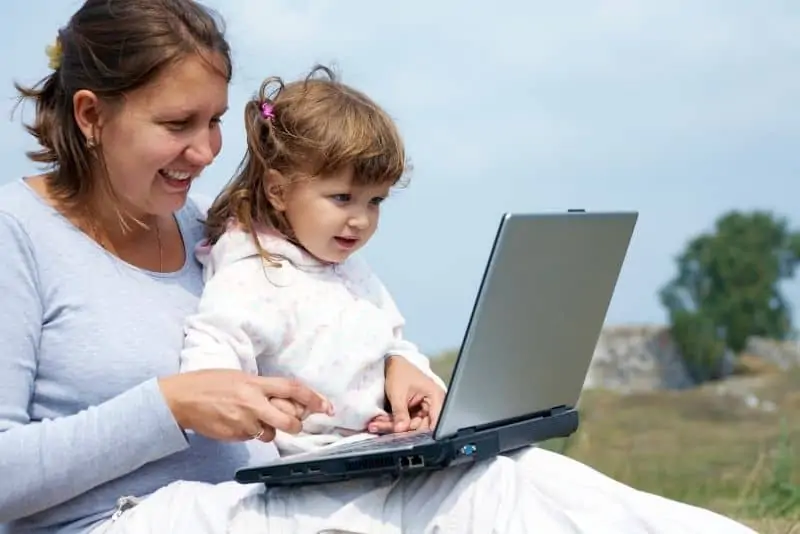 Mutter mit Kind und Computer