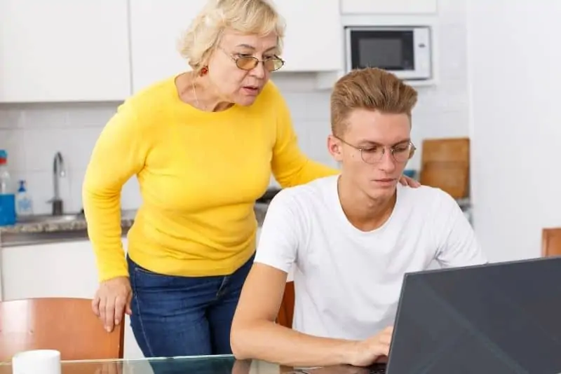 Oma und Enkel auf Laptop