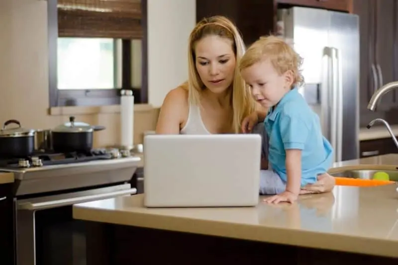 Mutter und Kind auf Laptop